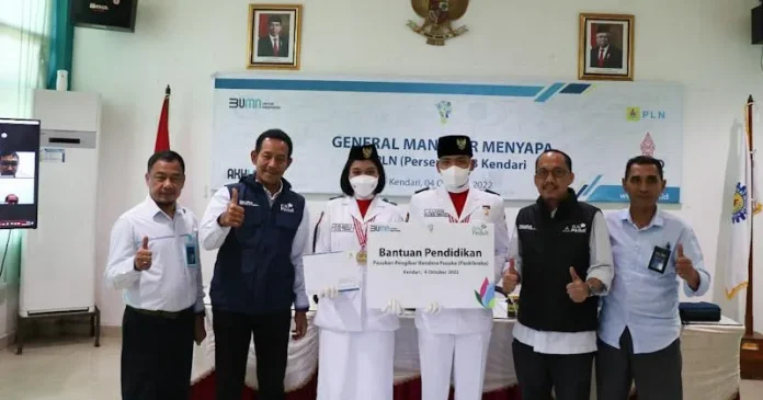 Dua Paskibra Nasional Asal Kendari Terima Bantuan Pendidikan dari PLN