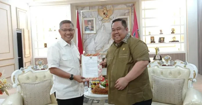 PSX_2376 Sulkarnain Instruksikan Jajaran Pemkot Kendari Gunakan Aspal Buton pada 2023