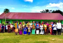 Peringati Hari Sumpah Pemuda, Guru dan Siswa SD di Mubar Ini Kenakan Pakaian Adat saat Upacara Peringati Hari Sumpah Pemuda, Guru dan Siswa SD di Mubar Ini Kenakan Pakaian Adat saat Upacara