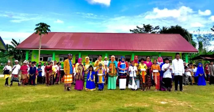 Peringati Hari Sumpah Pemuda, Guru dan Siswa SD di Mubar Ini Kenakan Pakaian Adat saat Upacara