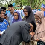 Tangani Kemiskinan Ekstrem, Pj Bupati Mubar Serahkan BLT APBD ke Warga Miskin di Kelurahan Tangani Kemiskinan Ekstrem, Pj Bupati Mubar Serahkan BLT APBD ke Warga Miskin di Kelurahan