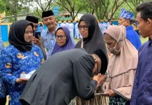Tangani Kemiskinan Ekstrem, Pj Bupati Mubar Serahkan BLT APBD ke Warga Miskin di Kelurahan Tangani Kemiskinan Ekstrem, Pj Bupati Mubar Serahkan BLT APBD ke Warga Miskin di Kelurahan