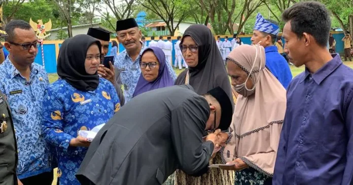 Tangani Kemiskinan Ekstrem, Pj Bupati Mubar Serahkan BLT APBD ke Warga Miskin di Kelurahan