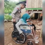 Seorang Polisi Beri Bantuan Kursi Roda untuk Warga Lumpuh di Buteng Seorang Polisi Beri Bantuan Kursi Roda untuk Warga Lumpuh di Buteng