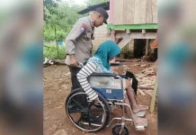Seorang Polisi Beri Bantuan Kursi Roda untuk Warga Lumpuh di Buteng Seorang Polisi Beri Bantuan Kursi Roda untuk Warga Lumpuh di Buteng