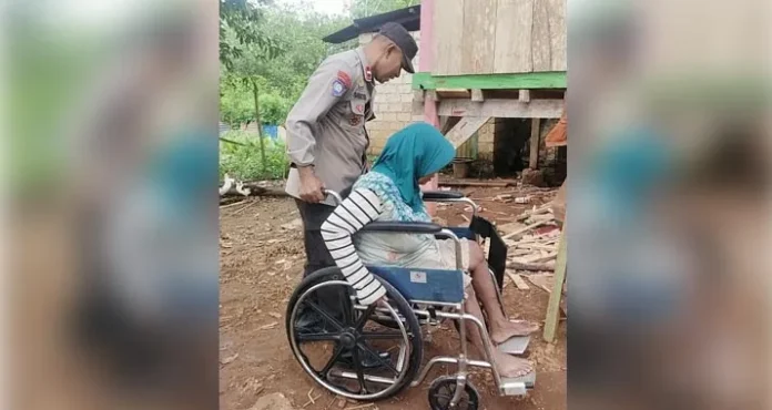 Seorang Polisi Beri Bantuan Kursi Roda untuk Warga Lumpuh di Buteng