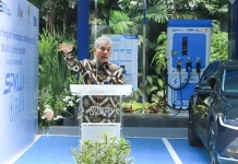 Jadi Akselerator Pengurangan Emisi Karbon, BRI Bersama PLN Resmikan SPKLU di Jakarta Jadi Akselerator Pengurangan Emisi Karbon, BRI Bersama PLN Resmikan SPKLU di Jakarta ZONASULTRA.ID, JAKARTA – PT Bank Rakyat Indonesia (Persero) Tbk sebagai first mover sustainable banking di Indonesia terus mendorong praktik-praktik keberlanjutan, salah satunya dengan mendorong peningkatan penggunaan kendaraan listrik. Komitmen ini diwujudkan melalui peresmian Stasiun Pengisian Kendaraan Listrik Umum (SPKLU) di Kantor Pusat BRI, Jakarta Pusat pada Selasa (25/10/2022). SPKLU Kantor Pusat BRI tersebut diresmikan langsung oleh Direktur Utama BRI Sunarso bersama Direktur Utama PT PLN (Persero) Darmawan Prasodjo. Sunarso mengungkapkan bahwa BRI terus berorientasi dalam memperkuat implementasi Environmental, Social, & Governance (ESG). Melalui penyediaan SPKLU ini, pihaknya berharap inisiatif BRI ini dapat memudahkan pengguna kendaraan listrik sekaligus mendorong masyarakat lain yang belum menggunakan kendaraan listrik dapat segera beralih demi mengurangi emisi karbon. “Pembangunan SPKLU ini adalah salah satu bentuk sinergi antara PLN dan BRI untuk meningkatkan semangat dan mendorong penggunaan energi ramah lingkungan, terutama di lingkungan kantor pusat BRI. Kerja sama pembangunan SPKLU ini juga diharapkan akan menjadi mata rantai bagi ekosistem energi baru terbarukan yang tengah dikembangkan di Tanah Air,” jelas Sunarso. Lebih lanjut, Sunarso mengungkapkan bahwa BRI secara konsisten berupaya mendukung pemerintah dalam mencapai target net zero emission pada 2060 atau lebih cepat dan berkontribusi dalam menahan pemanasan suhu bumi. Pihaknya menegaskan bahwa untuk mencapai dan mempercepat hal tersebut, masyarakat perlu diedukasi. “Masyarakat kan perlu diedukasi apa arti Net Zero Emission itu, sehingga hal tersebut perlu dikomunikasikan. Jadi sebenarnya, program seperti ini harus disusun secara massif dan komprehensif, penjelasannya, hingga strategi komunikasinya,” jelasnya. BRI juga terus menjalankan bisnisnya dengan menerapkan praktik-praktik ESG. Salah satunya adalah pada aspek Environmental, di mana BRI terus berupaya mendukung pemerintah dalam mengurangi emisi karbon melalui penggunaan mobil listrik. “Pembangunan SPKLU adalah bagian dari desain besar pembangunan infrastruktur untuk mempercepat transisi energi fosil ke energi terbarukan,” tambahnya. Sunarso menambahkan bahwa BRI merupakan lembaga bank atau lembaga keuangan, sehingga agar efektif komunikasinya dan dapat menjadi akselerator, maka strateginya dibuat khusus untuk BRI. Agar komunikasi tersebut dapat diterima oleh masyarakat, peran BRI adalah menjadi role model yang merupakan bagian dari strategi komunikasi. “Jadi saya katakan, kita ingin menjadi akselerator melalui role modeling,” tegasnya. BRI tercatat telah menggunakan 30 mobil listrik di berbagai Regional Office (RO) sebagai kendaraan operasional. Tidak hanya itu, BRI juga menggunakan 50 motor listrik yang digunakan oleh para Tenaga Pemasar BRI. Riset yang dilakukan BRI menunjukan bahwa selain ramah lingkungan, penggunaan mobil listrik juga lebih ekonomis dibandingkan kendaraan konvensional. Biaya yang dikeluarkan mobil listrik lebih rendah lima kali lipat dibandingkan kendaraan konvensional. BRI sebagai lembaga keuangan juga berperan aktif dalam mendorong pembiayaan bagi sektor berkelanjutan. Hingga kuartal II-2022, sebanyak Rp657,1 triliun atau setara 65,5% dari total portofolio kredit BRI telah menerapkan prinsip ESG. Lebih lanjut, sebesar Rp74,7 triliun tersebut disalurkan kepada sektor Kegiatan Usaha Berwawasan Lingkungan (KUBL). Angka tersebut menjadikan BRI sebagai bank dengan portofolio pembiayaan di sektor ESG terbesar di Indonesia.(Adv)