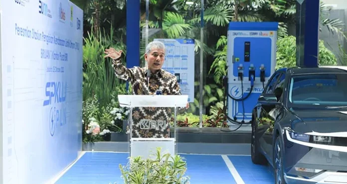 Jadi Akselerator Pengurangan Emisi Karbon, BRI Bersama PLN Resmikan SPKLU di Jakarta ZONASULTRA.ID, JAKARTA – PT Bank Rakyat Indonesia (Persero) Tbk sebagai first mover sustainable banking di Indonesia terus mendorong praktik-praktik keberlanjutan, salah satunya dengan mendorong peningkatan penggunaan kendaraan listrik. Komitmen ini diwujudkan melalui peresmian Stasiun Pengisian Kendaraan Listrik Umum (SPKLU) di Kantor Pusat BRI, Jakarta Pusat pada Selasa (25/10/2022). SPKLU Kantor Pusat BRI tersebut diresmikan langsung oleh Direktur Utama BRI Sunarso bersama Direktur Utama PT PLN (Persero) Darmawan Prasodjo. Sunarso mengungkapkan bahwa BRI terus berorientasi dalam memperkuat implementasi Environmental, Social, & Governance (ESG). Melalui penyediaan SPKLU ini, pihaknya berharap inisiatif BRI ini dapat memudahkan pengguna kendaraan listrik sekaligus mendorong masyarakat lain yang belum menggunakan kendaraan listrik dapat segera beralih demi mengurangi emisi karbon. “Pembangunan SPKLU ini adalah salah satu bentuk sinergi antara PLN dan BRI untuk meningkatkan semangat dan mendorong penggunaan energi ramah lingkungan, terutama di lingkungan kantor pusat BRI. Kerja sama pembangunan SPKLU ini juga diharapkan akan menjadi mata rantai bagi ekosistem energi baru terbarukan yang tengah dikembangkan di Tanah Air,” jelas Sunarso. Lebih lanjut, Sunarso mengungkapkan bahwa BRI secara konsisten berupaya mendukung pemerintah dalam mencapai target net zero emission pada 2060 atau lebih cepat dan berkontribusi dalam menahan pemanasan suhu bumi. Pihaknya menegaskan bahwa untuk mencapai dan mempercepat hal tersebut, masyarakat perlu diedukasi. “Masyarakat kan perlu diedukasi apa arti Net Zero Emission itu, sehingga hal tersebut perlu dikomunikasikan. Jadi sebenarnya, program seperti ini harus disusun secara massif dan komprehensif, penjelasannya, hingga strategi komunikasinya,” jelasnya. BRI juga terus menjalankan bisnisnya dengan menerapkan praktik-praktik ESG. Salah satunya adalah pada aspek Environmental, di mana BRI terus berupaya mendukung pemerintah dalam mengurangi emisi karbon melalui penggunaan mobil listrik. “Pembangunan SPKLU adalah bagian dari desain besar pembangunan infrastruktur untuk mempercepat transisi energi fosil ke energi terbarukan,” tambahnya. Sunarso menambahkan bahwa BRI merupakan lembaga bank atau lembaga keuangan, sehingga agar efektif komunikasinya dan dapat menjadi akselerator, maka strateginya dibuat khusus untuk BRI. Agar komunikasi tersebut dapat diterima oleh masyarakat, peran BRI adalah menjadi role model yang merupakan bagian dari strategi komunikasi. “Jadi saya katakan, kita ingin menjadi akselerator melalui role modeling,” tegasnya. BRI tercatat telah menggunakan 30 mobil listrik di berbagai Regional Office (RO) sebagai kendaraan operasional. Tidak hanya itu, BRI juga menggunakan 50 motor listrik yang digunakan oleh para Tenaga Pemasar BRI. Riset yang dilakukan BRI menunjukan bahwa selain ramah lingkungan, penggunaan mobil listrik juga lebih ekonomis dibandingkan kendaraan konvensional. Biaya yang dikeluarkan mobil listrik lebih rendah lima kali lipat dibandingkan kendaraan konvensional. BRI sebagai lembaga keuangan juga berperan aktif dalam mendorong pembiayaan bagi sektor berkelanjutan. Hingga kuartal II-2022, sebanyak Rp657,1 triliun atau setara 65,5% dari total portofolio kredit BRI telah menerapkan prinsip ESG. Lebih lanjut, sebesar Rp74,7 triliun tersebut disalurkan kepada sektor Kegiatan Usaha Berwawasan Lingkungan (KUBL). Angka tersebut menjadikan BRI sebagai bank dengan portofolio pembiayaan di sektor ESG terbesar di Indonesia.(Adv)