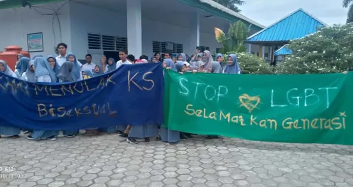 lgbt Kepsek SMAN 1 Wawotobi Didemo Ratusan Pelajarnya Karena Diduga LGBT