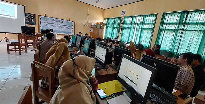 Jurusan Pendidikan Fisika UHO Gelar Pelatihan Laboratorium Virtual di SMAN 10 Kendari 