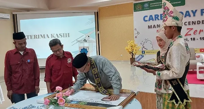 Sulkarnain Kadir Jadi Motivator Siswa di Career Day for Students MAN IC Kendari