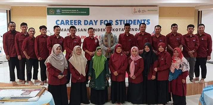 Sulkarnain Kadir Jadi Motivator Siswa di Career Day for Students MAN IC Kendari