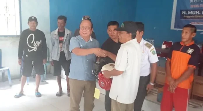 IMG-20221116-WA0011 Sahuti Aspirasi Warga, Anggota DPRD Nur Sinapoy Salurkan Bantuan Mesin Ketinting dan Benih Lele