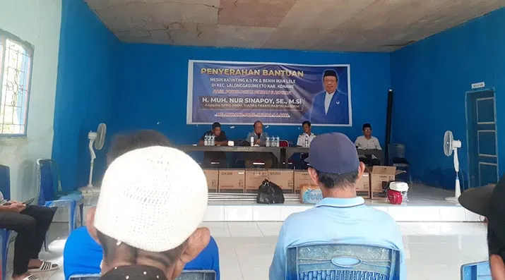 Sahuti Aspirasi Warga, Anggota DPRD Nur Sinapoy Salurkan Bantuan Mesin Ketinting dan Benih Lele