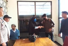 Orang Gila Pukuli Seorang Penumpang Kapal Cepat Rute Raha-Kendari Orang Gila Pukuli Seorang Penumpang Kapal Cepat Rute Raha-Kendari