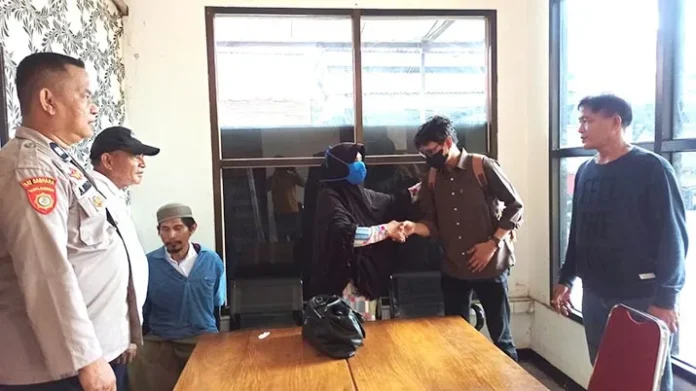 Orang Gila Pukuli Seorang Penumpang Kapal Cepat Rute Raha-Kendari