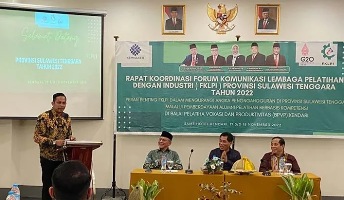 Foto bersama Kepala BPVP Kendari, Kepala Dinas Tenaga Kerja dan Perindustrian Kota Kendari, Ketua FKLPI Sultra, Tim Ahli Staf Khusus Menteri Ketenagakerjaan RI. (ISTIMEWA) Foto bersama Kepala BPVP Kendari, Kepala Dinas Tenaga Kerja dan Perindustrian Kota Kendari, Ketua FKLPI Sultra, Tim Ahli Staf Khusus Menteri Ketenagakerjaan RI. (ISTIMEWA)