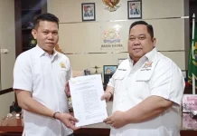 Diharap Bergerak Cepat Bantu UMKM, Anton Timbang Serahkan SK Pengurus Kadin Bombana Diharap Bergerak Cepat Bantu UMKM, Anton Timbang Serahkan SK Pengurus Kadin Bombana