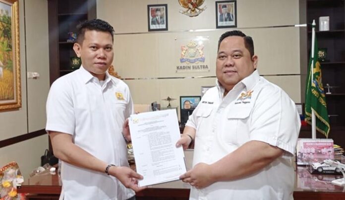 Diharap Bergerak Cepat Bantu UMKM, Anton Timbang Serahkan SK Pengurus Kadin Bombana