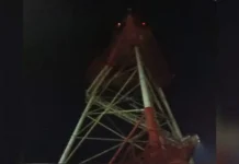 Seorang Pria Nekat Ingin Lompat dari Atas Tower Pemancar TVRI Kendari Seorang Pria Nekat Ingin Lompat dari Atas Tower Pemancar TVRI Kendari