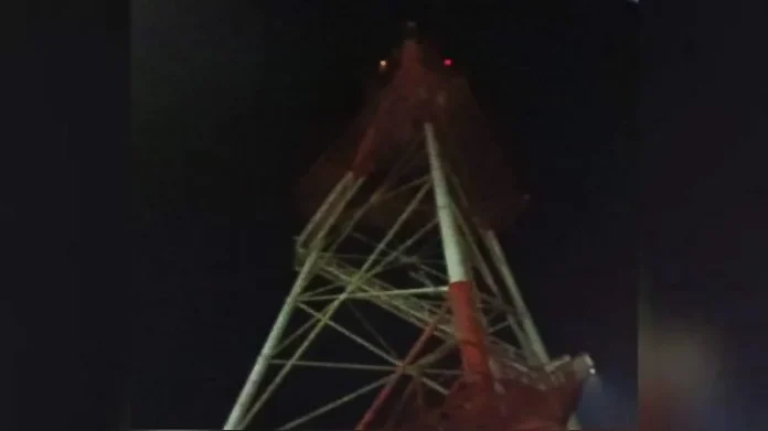 Seorang Pria Nekat Ingin Lompat dari Atas Tower Pemancar TVRI Kendari