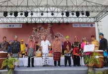 Sekjen KLHK Serahkan Bantuan Rp400 Juta untuk Modal Usaha Mitra Konservasi di Wakatobi Sekjen KLHK Serahkan Bantuan Rp400 Juta untuk Modal Usaha Mitra Konservasi di Wakatobi