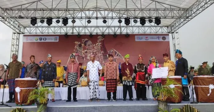 PSX_2791 Sekjen KLHK Serahkan Bantuan Rp400 Juta untuk Modal Usaha Mitra Konservasi di Wakatobi