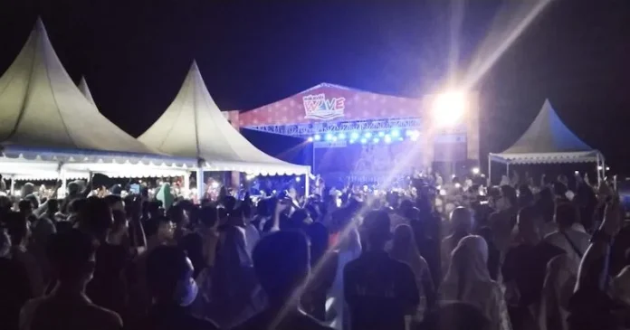 Vicky Salamor Sukses Hibur Ribuan Warga di Malam Puncak Wakatobi Wave