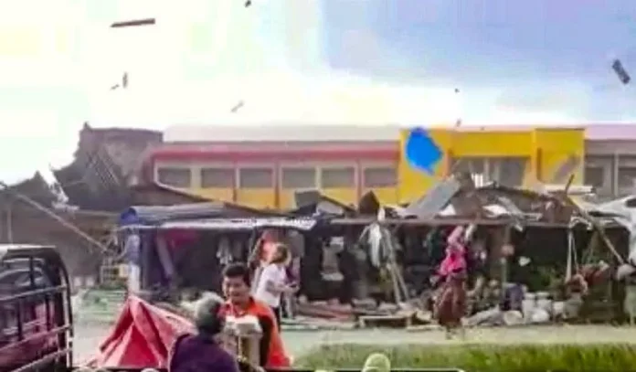 Puluhan Kios di Pasar Laino Muna Rusak Dihantam Angin Puting Beliung