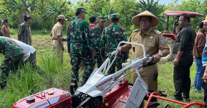 PSX_2899 Pemkab Mubar Berikan Bantuan Alsintan, Pupuk dan Benih kepada Petani