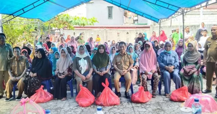 Emak-Emak di Wakatobi Serbu Pasar Murah di Kelurahan Wanci