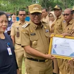 Tujuh Sekolah di Mubar Terima Sertifikat Pangan dan Jajanan Aman dari Badan POM Tujuh Sekolah di Mubar Terima Sertifikat Pangan dan Jajanan Aman dari Badan POM