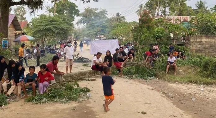 Tak Kunjung di Perbaiki, Warga Blokade Jalan di Landoono dan Mowila
