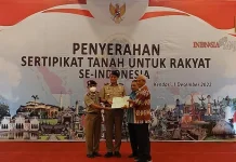 BPN Sultra Serahkan 500 Sertipikat Tanah untuk Rakyat Secara Simbolis BPN Sultra Serahkan 500 Sertipikat Tanah untuk Rakyat Secara Simbolis