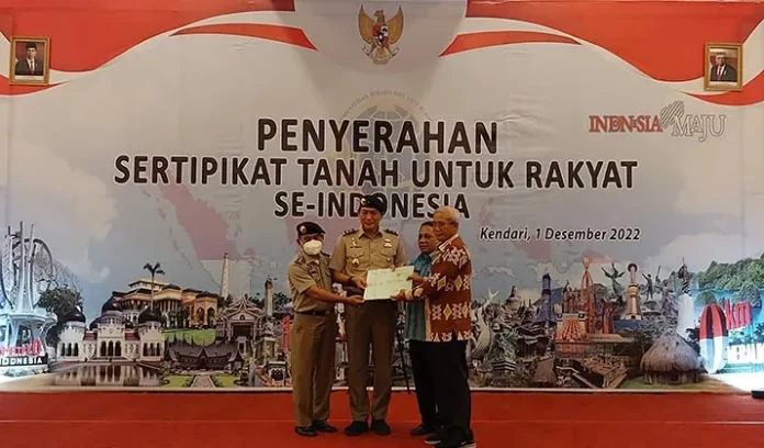 BPN Sultra Serahkan 500 Sertipikat Tanah untuk Rakyat Secara Simbolis