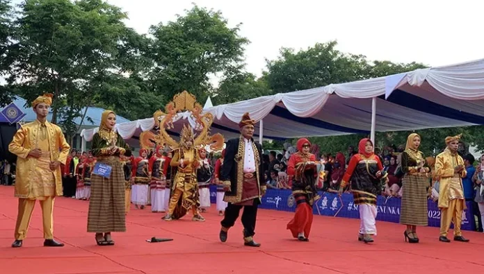 Tenun Khas Mubar Dipromiskan Lewat Sultra Tenun Karnaval