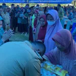 Warga Tiworo Raya Antusias Ikut Operasi Pasar Murah di Desa Mekar Jaya