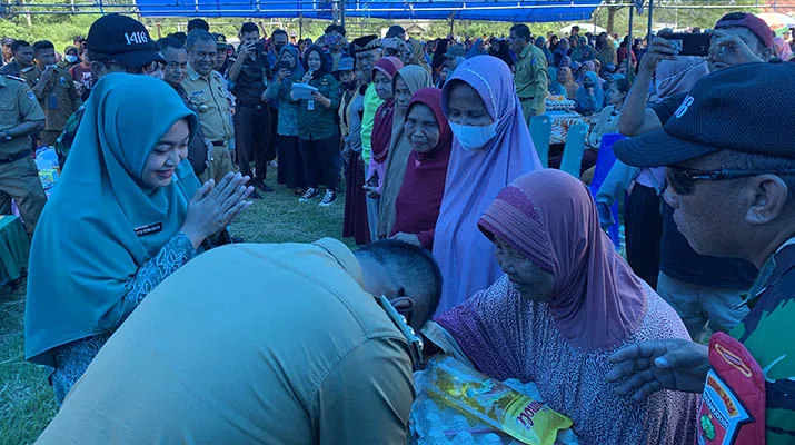 Warga Tiworo Raya Antusias Ikut Operasi Pasar Murah di Desa Mekar Jaya