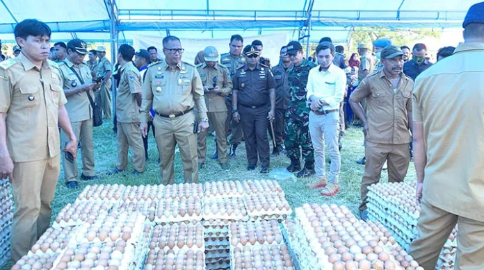 Warga Tiworo Raya Antusias Ikut Operasi Pasar Murah di Desa Mekar Jaya