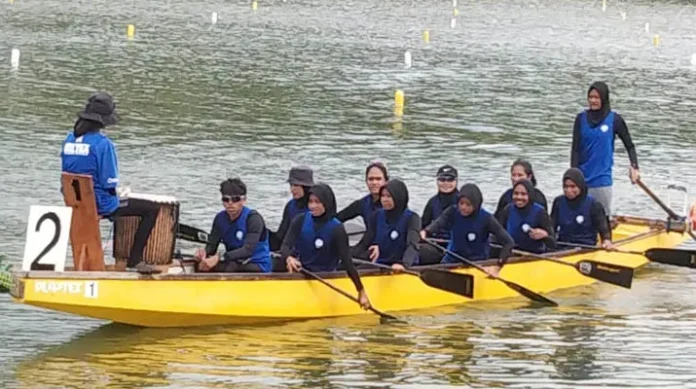 Tim Perahu Naga Putri Mubar yang Wakili Sultra Raih Medali Emas dan Perak Tim Perahu Naga Putri Mubar yang Wakili Sultra Raih Medali Emas dan Perak