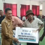 Bupati Wakatobi Serahkan BLT BBM untuk Nelayan, Ini Besarannya Bupati Wakatobi Serahkan BLT BBM untuk Nelayan, Ini Besarannya