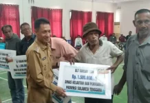 Bupati Wakatobi Serahkan BLT BBM untuk Nelayan, Ini Besarannya Bupati Wakatobi Serahkan BLT BBM untuk Nelayan, Ini Besarannya