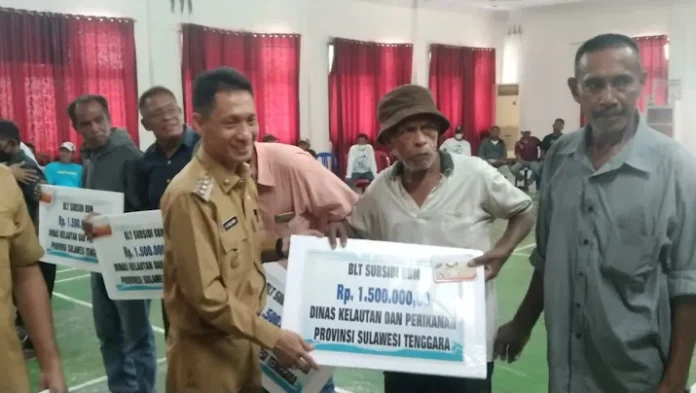 Bupati Wakatobi Serahkan BLT BBM untuk Nelayan, Ini Besarannya