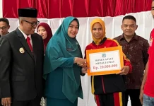 Pj Bupati Mubar Serahkan Bonus Atlet dan Pelatih Peraih Medali Porprov 2022 Pj Bupati Mubar Serahkan Bonus Atlet dan Pelatih Peraih Medali Porprov 2022