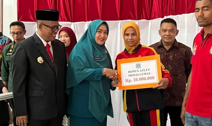 Pj Bupati Mubar Serahkan Bonus Atlet dan Pelatih Peraih Medali Porprov 2022 Pj Bupati Mubar Serahkan Bonus Atlet dan Pelatih Peraih Medali Porprov 2022