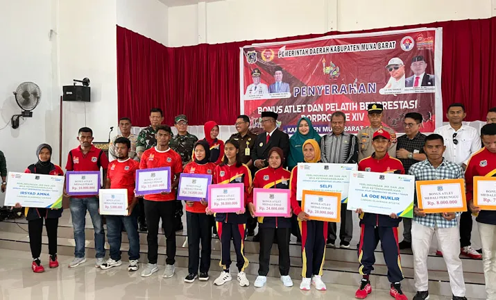 Pj Bupati Mubar Serahkan Bonus Atlet dan Pelatih Peraih Medali Porprov 2022