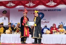 Pemkab Wakatobi Terima Penghargaan UHC dari BPJS Kesehatan Pemkab Wakatobi Terima Penghargaan UHC dari BPJS Kesehatan