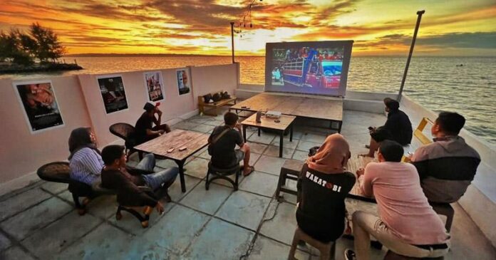 Lensa Wakatobi Gelar Screening Film Lokal SCREENING FILM-Sejumlah Komunitas film saat menggelar screening film di Gatan Coffe. (ISTIMEWA).