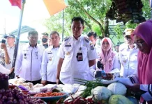 Jelang Natal dan Tahun Baru, Pj Wali Kota Kendari Sidak ke Pasar dan Gudang Bulog Jelang Natal dan Tahun Baru, Pj Wali Kota Kendari Sidak ke Pasar dan Gudang Bulog