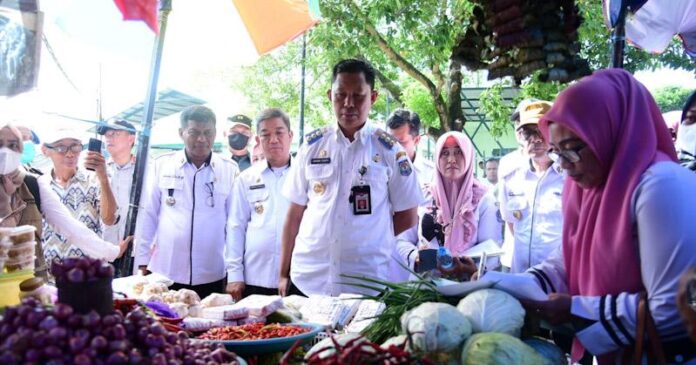 Jelang Natal dan Tahun Baru, Pj Wali Kota Kendari Sidak ke Pasar dan Gudang Bulog